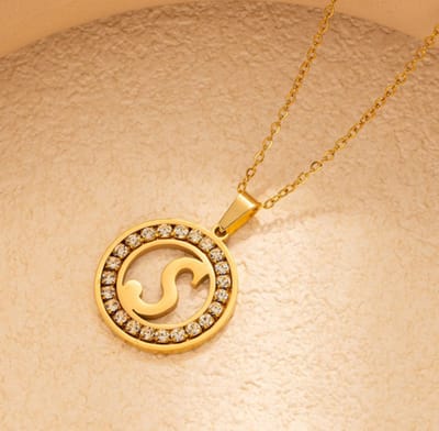 Elegant Luxe ketting met letter S en zirkonia steentjes - chic design - necklace - kleur goud - gold - stones - cadeau moeder vriendin