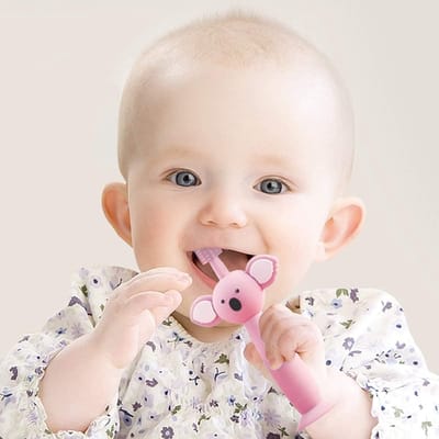 Baby Tandenborstels van Silicoon met Bij-vormige Grip, Zuignap en Beschermring - Inclusief Opbergdoos en 2 Verwisselbare Borstels voor Mondverzorging van Baby's, Roze