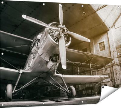 Gards Tuinposter Oud Vliegtuig in een Hangar - Zwart Wit - 120x90 cm - Tuindoek - Tuindecoratie - Wanddecoratie buiten - Tuinschilderij