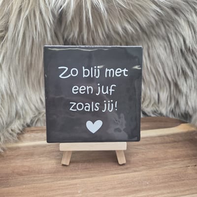 Robuust Wenstegeltje – Zo Blij met een Juf Zoals Jij – 10 X 10cm – Juffen bedankje – Einde schooljaar – Afscheid juf – Juf Cadeau – Trendy – Afscheid – Bedankje – Zomaar – Verjaardag – Decoratief Tegeltje met Standaard – Cadeau Idee
