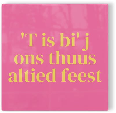 Tegeltje Zwolle ’T is bi’ j ons thuus altied feest - roze geel - tegeltje stad - tegeltje met tekst