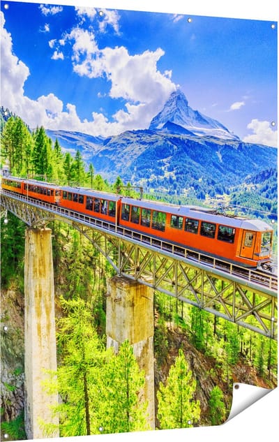 Gards Tuinposter Trein op een Brug bij een Waterval in Zwitserland - 120x160 cm - Tuindoek - Tuindecoratie - Wanddecoratie buiten - Tuinschilderij