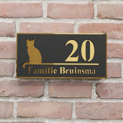 Naambordje voordeur - Huisnummerbord - Smal met kat - 20x10 - zwart/goud - plakstrip