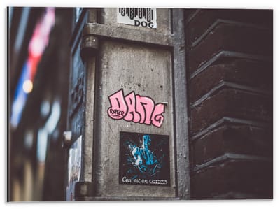 Dibond - Roze Graffitiletters op Paal - 40x30cm Foto op Aluminium (Met Ophangsysteem)