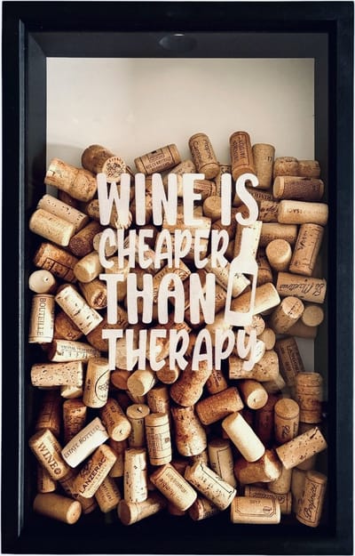 Proostbox Zwart - Wine Is Cheaper Than Therapy - 50x32cm - Handgemaakte Kurkbox | Wijn cadeau | Wijn Kurkhouder | Wijnkurk bewaardoos