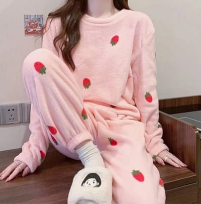 Lieve Vrouwen Pyjama Set 2 Stuks - Aardbei Pullover Top en Elastische Taille Broek - Warme Fleece Pyjama voor Herfst en Winter - One Size - Comfortabele thuiskleding