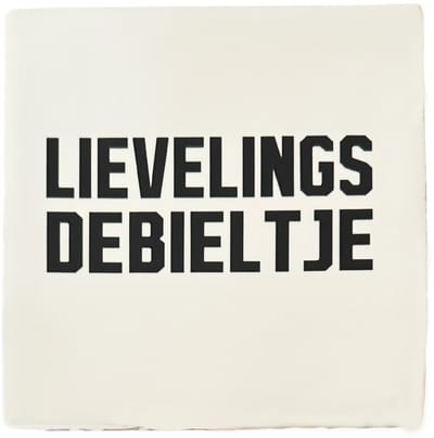 Snoes Spreuktegel – Lievelings Debieltje – Wit met Zwart – Inclusief Plakhaakje – Handgemaakt Keramiek 10x10 cm – Grappig Cadeau Vriendschap – Humor Kado