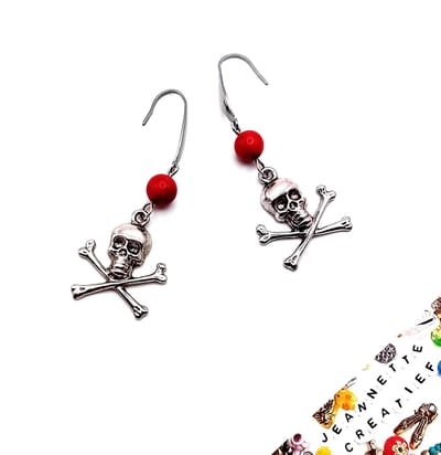 Jeannette-Creatief® - Halloween - Jolly Roger Skull - Carnaval - Oorbellen - Halloween kostuum - Doodshoofd - Botten - Piraten - Halloween oorbellen - Doodskop - Oorbellen met Natuursteen - Piraten Oorbellen - Carnaval - Carnavalskleding