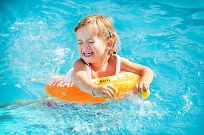 SWIMTRAINER ORANJE + HANDPOMP [2 jaar tot 6 jaar] (Keurmerken: CE-TüV-EN13138-1:2014)