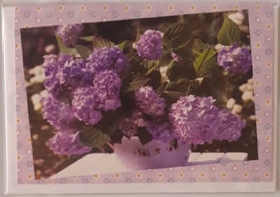 Een blanco kaart met afbeelding van een bloem. Op de foto staat een mooie bloem in een vaas op tafel. Een leuke wenskaart om zo te geven of om bij een cadeau te voegen. Een dubbele wenskaart inclusief envelop en in folie verpakt.