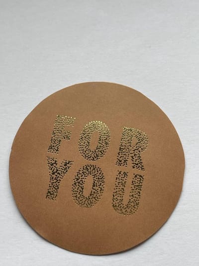 Sluitsticker XL For You | Cognac – Goud Stipjes | Verrassen | Envelop stickers | Cadeau – Gift – Cadeauzakje | Chique inpakken | DH Collection