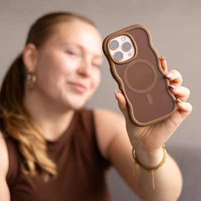 Selencia Wavy Case - Golvend Hoesje geschikt voor Apple iPhone 15 Pro - Mocha Brown