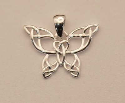 Sterling zilveren hanger keltische vlinder - 925 zilver hanger vlinder die geknoopt is - hangertje fladderen dier - sierlijke dames hangertjes - klein vlinder hangertje van sterling zilver
