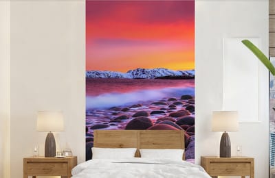 Behang - Fotobehang Zon - Stenen - Sneeuw - Landschap - Water - Breedte 120 cm x hoogte 240 cm