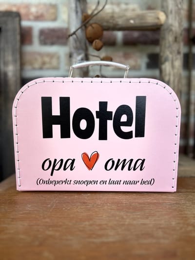 Creaties van hier - koffertje met wit handvat – Hotel Opa en Oma – Onbeperkt snoepen en laat naar bed - 25,5x18x 8,3 CM- Maat S - slijtvast – Koffertje