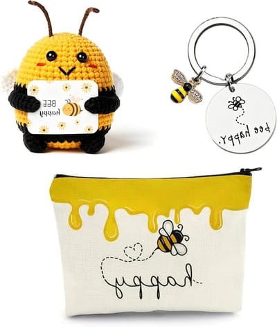Drie-delige geschenkset met reiscosmeticatasje, sleutelhanger en gehaakte bij, ideaal voor verjaardagen, Moederdag en als cadeau voor vrouwen en vriendinnen