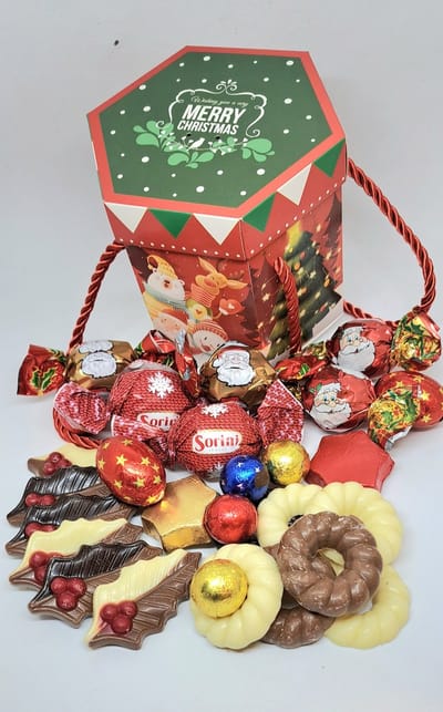 kerstchocolade - in - 6 kantig - doosje - 250-gram - kerst-snoep - chocolade - bonbons