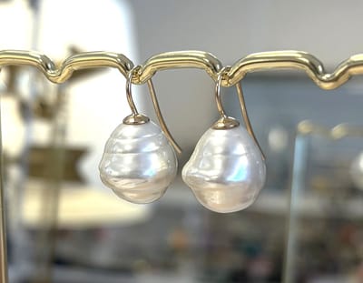 Barok parel oorbellen roomwit/goud