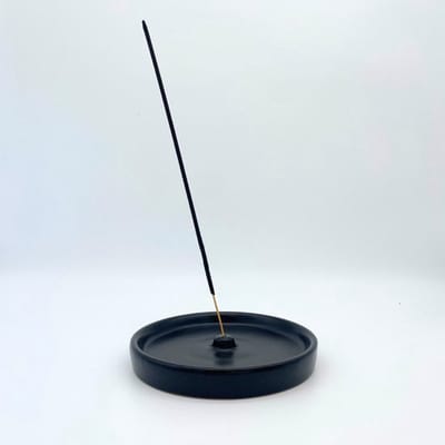 a sunny day wierook houder - wierookhouder - keramiek - rond - zwart - Ø13 cm - design - wierook brander - wierook en wierookkegels - meditatie - aromatherapie - rituelen - geurloos