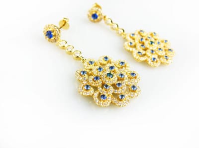 Model Blue Flower zilveren oorringen geel goud verguld gezet met blauwe steentjes