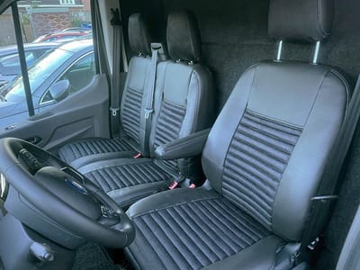 Pasvorm stoelhoezen Ford Transit / E-Transit 2014-heden past op stoel en duobank - Combinatie van kunstleer met alcantara zwart