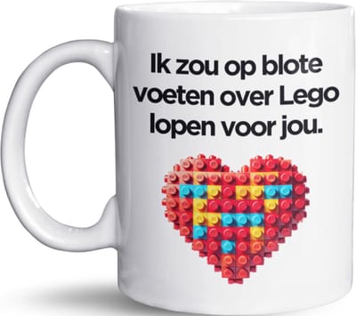NietMokken.nl – Grappige Mok – "Ik Zou Op Blote Voeten Over Lego Lopen Voor Jou" – Perfect Cadeau voor Fans van Bouwsteentjes – Valentijnscadeau – Koffiemok met Humor - Keramische tas 325ml
