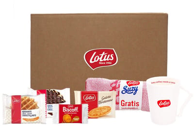 Lotus Koffiemoment Koekmix doos - Mix van Biscoff, Wafels & Galettes Bretonnes - Inclusief Lotus Mok & Keukenhanddoek - 180 stuks - 2250g