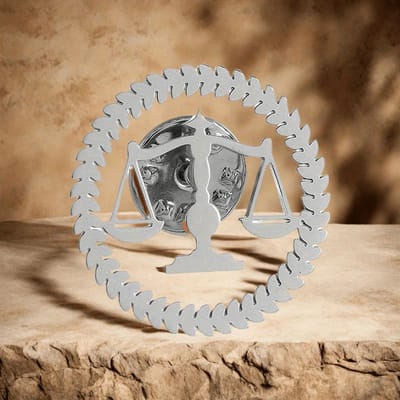 1 stuks Klassiek Weegschaal van Justitia Design Heren Broche Pin - Roestvrij Staal Pak Shirt Accessoire, Geschikt voor Advocaten, Rechters en Professionals Silver