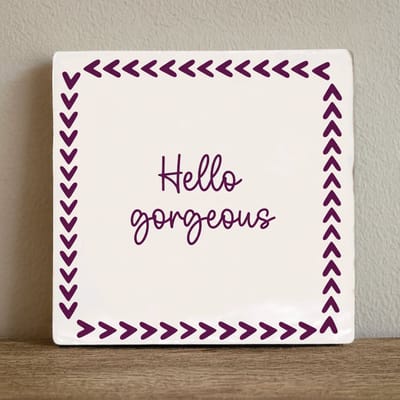 Decoratieve Keramische Tegel “Hello Gorgeous” met Paarse Hartjes Rand – Motiverende Quote Wanddecoratie – 15 × 15 cm