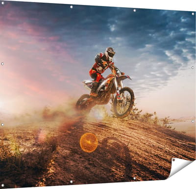 Gards Tuinposter Motorcross op een Heuvel bij Zonsondergang - 150x120 cm - Tuindoek - Tuindecoratie - Wanddecoratie buiten - Tuinschilderij