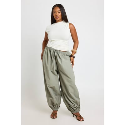 boohoo Dames Plus Nylon Ballonbroek Barrel | Kaki | Maat: 44