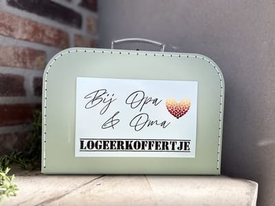 Creaties van Hier - Koffer Groen met groene achtergrond - Maat M - L29,1xB20xH9 cm - opa en oma - logeerkoffer - Karton