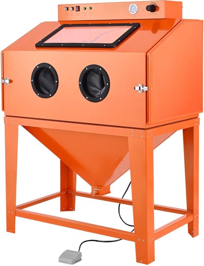 115 gallon zandstraalkast, duurzame stalen constructie met 31 gallon mediabak, dubbele straalpistolen en 1,6 pk stofafzuiger voor oppervlaktebehandeling en roestverwijdering van grote onderdelen