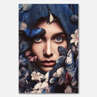 Poster op papier - 40 x 60 cm - Vrouwelijk gezicht met blauwe bloemen en vlinders - PosterJunkie