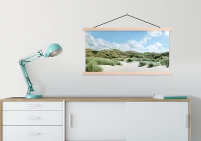 Posterhanger incl. Poster 90x45 cm - Schoolplaat - Strand - Duin - Gras - Textielposter - Blanke latten