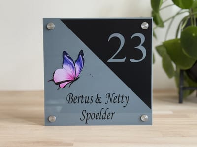 Naambordje / huisnummer voordeur | gekleurde vlinder | 20x20cm | grijs | rvs afstandhouders