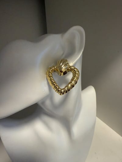 goudkleurige oorknoppen open hartje || Make up | Parfum | Moederdag | Verjaardagscadeau| Cadeautje| Valentijnsdag| Kado | sieraden | vaderdag | oorbellen | oorsieraden