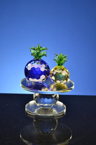 Luxe Kristallen Ananas Set op Schaal – Kleurrijk en Elegant Design