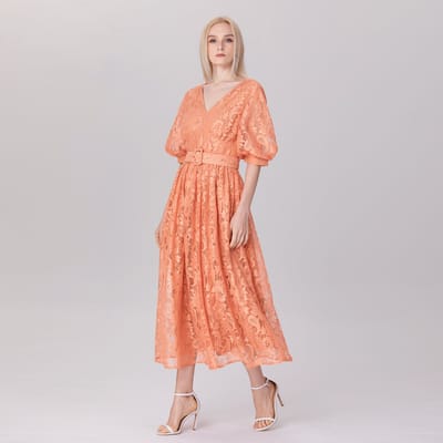 Jurk met pofmouwen en riem van kant