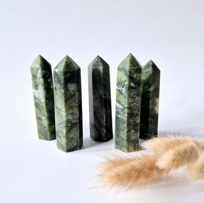 Edelsteen Groene Jade Obelisk Toren (9-10 cm | 2 cm dik) – Geluk, Harmonie & Bescherming