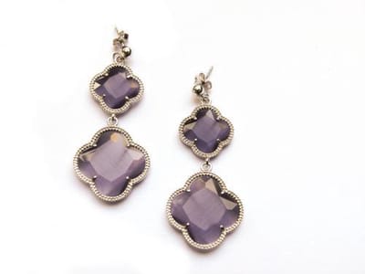 model Double Fiori groot oorringen in zilver paarse klavers