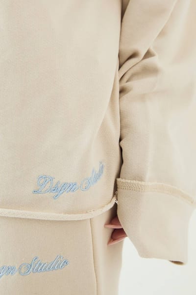 Dames Dsgn Studio Script Geborduurd Off-shoulder Sweatshirt | Cream | Maat: XS