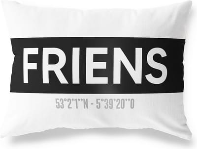 Tuinkussen FRIENS - FRIESLAND met coördinaten - Buitenkussen - Bootkussen - Weerbestendig - Jouw Plaats - Studio216 - Modern - Zwart-Wit - 50x30cm
