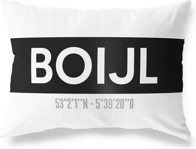 Tuinkussen BOIJL - FRIESLAND met coördinaten - Buitenkussen - Bootkussen - Weerbestendig - Jouw Plaats - Studio216 - Modern - Zwart-Wit - 50x30cm