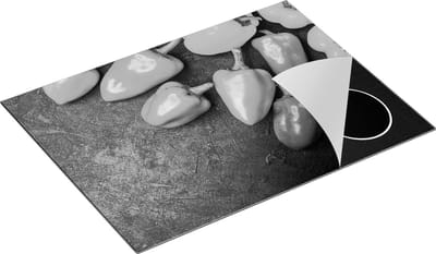 Chefcare Inductie Beschermer Paprika's op Zwarte Marmer - Zwart Wit - 70x50 cm - Afdekplaat Inductie - Kookplaat Beschermer - Inductie Mat