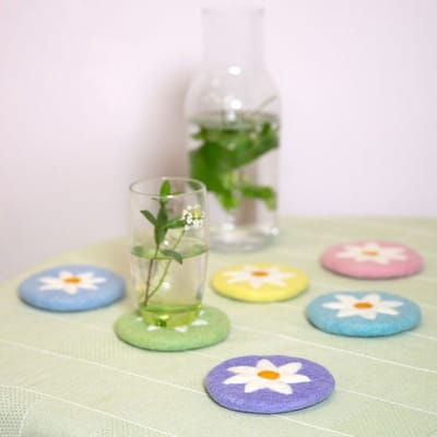 Onderzetters Vilt - Set 6 stuks - Diverse Kleuren met Witte Margriet - 10 cm - Fairtrade Sjaalmetverhaal
