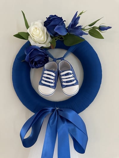 AUTODECO.NL NOAH Luxe Geboorte Krans met Babyschoentjes - Voordeur Krans - Baby Krans - Geboorte Versiering Jongen - Deur Krans - Blauwe Deur Decoratie - Cadeau voor Geboorte - Baby Boy - Babyshower - Kraamcadeau - Geboortecadeau voor een Jongen