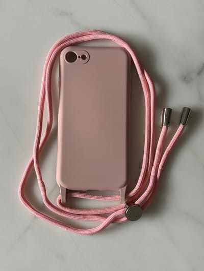 Hoogwaardige Siliconen Backcover met Koord - Geschikt voor iPhone 6/7/8/ iPhone SE (2020 / 2022) - Premium Kwaliteit TPU Siliconen backcover - Oudroze (Geen Plus Versie)