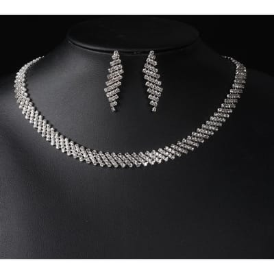 Bruidssieradenset met strass-steentjes: ketting, oorbellen, armband en andere sieraden, inclusief een tweedelige set met diamantvormige trouwsieraden.
