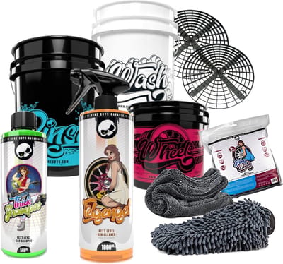Nuke Guys Drie Emmer (Nieuwe) Auto was set bestaande uit; 2 x Grit, 2 x Emmer 5 gal, 1 x Emmer 3,5 Gal, Shampoo 500 ml, Velgenreiniger 1000 ml, 1 x WashMitt, Droogdoek 40 x 40 1800 gsm.  Twv € 109,-